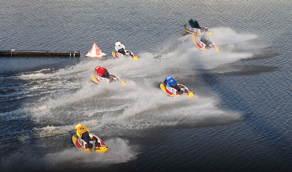 미사리 경정장에서 펼쳐진 경정 경주에서 1번 선수가 1턴 마크를 바짝 돌며 선두를 꿰차고 있다. /국민체육진흥공단 제공