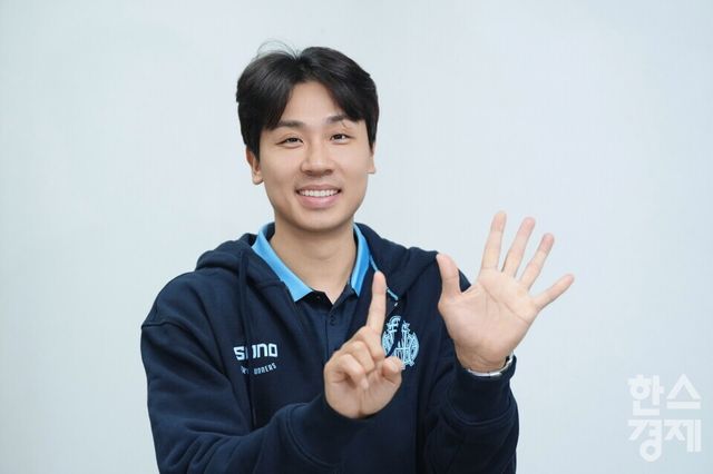 김태술 고양 소노 감독이 5일 경기도 고양시 고양 소노 아레나 내 구단 사무실에서 본지와 인터뷰를 한 후 손가락 6개로 6강 플레이오프(PO)를 의미하는 포즈를 취하고 있다. /최대성 기자