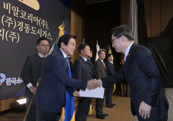 &nbsp;공정거래위원회와 한국소비자원이 주최한 ‘2024&nbsp;소비자중심경영(CCM)&nbsp;우수 기업 포상 및 인증서 수여식’ 행사에서 비알코리아 도세호 대표(왼쪽)가 공정거래위원회 한기정 위원장(오른쪽)로부터 표창을 받고 악수를 나누고 있다./SPC비알코리아 제공.