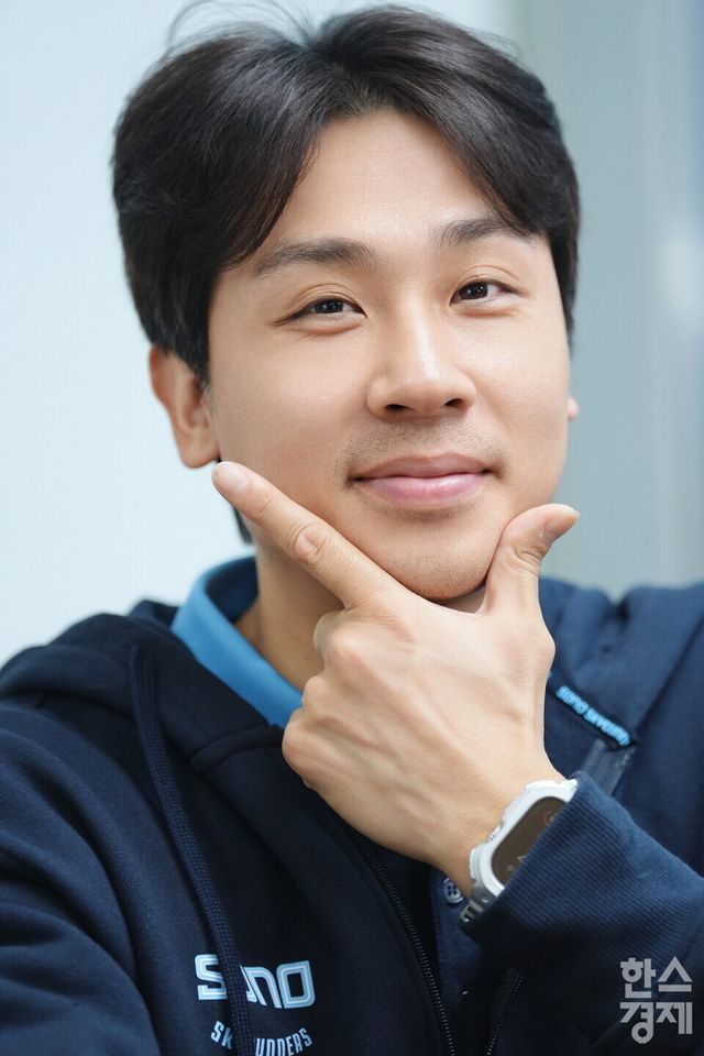 김태술 고양 소노 감독이 5일 경기도 고양시 고양 소노 아레나 내 구단 사무실에서 본지와 인터뷰를 한 후 포즈를 취하고 있다. /최대성 기자