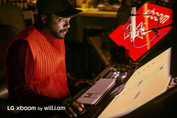윌아이엠이 LG 엑스붐의 사운드 정체성을 새로 정립하기 위해 작업중인 모습./사진=/LG전자
