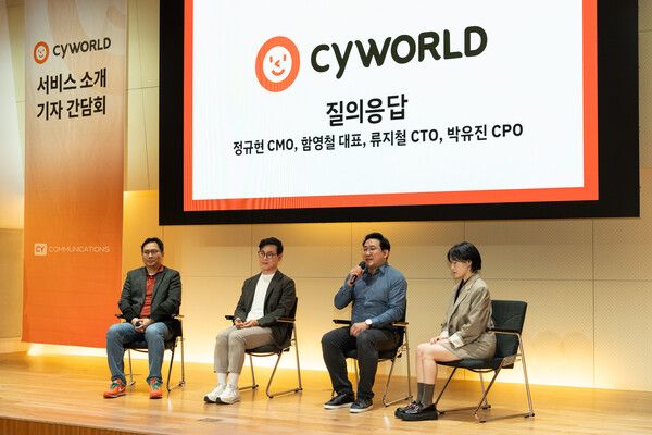 싸이월드 기자 간담회에서 기자들의 질문에 답변하고 있는 싸이커뮤니케이션즈 (왼쪽부터)정규현 CMO, 함영철 대표, 류지철 CTO, 박유진 CPO./사진=싸이커뮤니케이션즈