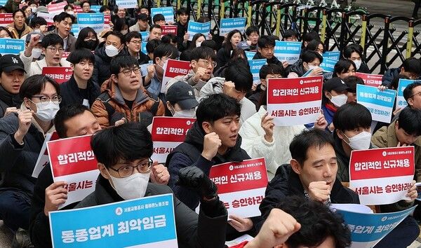 본격적인 겨울 날씨가 시작된 가운데, 수도권 지하철을 운영하는 코레일과 서울교통공사가 각각 5, 6일부터 총파업에 돌입할 것을 예고했다. 수도권 교통 대란이 우려되는 가운데서도 노조를 향한 시민의 입장차는 각각 다르다. (2024.11.20) / 연합