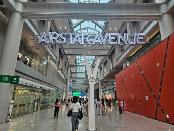 항공업계가 코로나 여파를 회복하는 시기&nbsp;맞은 최대의 특수지만, 업계는 윤석열 대통령이 3일 밤 비상계엄령을 선포 한 후 '탄핵' 정국 상황을 예의주시하고 있다. 현재 비상계엄 관련해 항공사에 문의는 들어오며,&nbsp;실제 취소 요청까지는 이어지지 않는 상황이다.