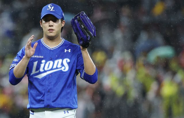 광주 기아챔피언스필드에서 열린 2024 신한 SOL뱅크 KBO 포스트시즌 한국시리즈 1차전 삼성 라이온즈와 KIA 타이거즈의 경기. 5회말 2사 삼성 선발 원태인이 KIA 박찬호를 외야 뜬공으로 잡아낸 뒤 더그아웃으로 향하고 있다. /연합뉴스