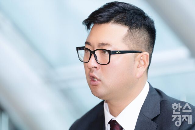 양궁 국가대표 김우진 선수가 27일 오전 서울 여의도 FKI타워 다이아몬드홀에서 열린 '2024 K-스포노믹스 포럼 & 시상식에서 본지와 인터뷰를 하고 있다. /최대성 기자 dpdaesung@sporbiz.co.kr 2024.11.27.