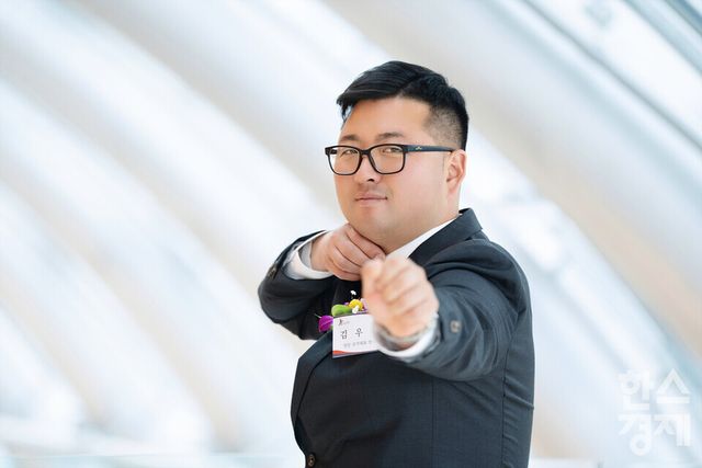 양궁 국가대표 김우진 선수가 27일 오전 서울 여의도 FKI타워 다이아몬드홀에서 열린 '2024 K-스포노믹스 포럼 & 시상식에서 본지와 인터뷰를 하고 있다. /최대성 기자 dpdaesung@sporbiz.co.kr 2024.11.27.