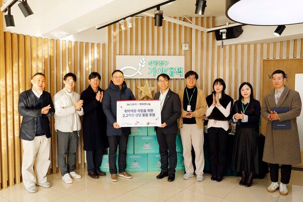 &nbsp;최우석 SK스토아 플랫폼지원그룹장, 한명삼 행복한나눔 본부장 등 관계자가 지난 11일 서울 강서구 행복한나눔 본사에서 열린 ‘취약계층 자립을 위한 물품 후원 업무 협약식’에서 기념사진을 촬영하고 있다. / SK스토아 제공