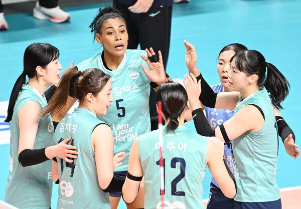 GS칼텍스 선수들이 모여 있다. /KOVO 제공