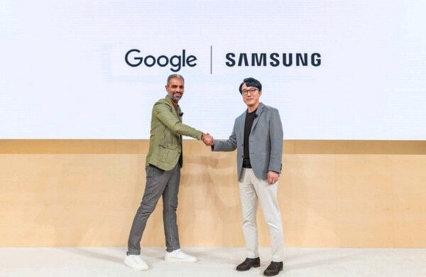 12일(현지시간) 미국 뉴욕 구글 캠퍼스에서 진행된 'XR 언락(XR Unlocked)' 행사에서 최원준 삼성전자 MX사업부 개발실장(부사장)과 구글 안드로이드 에코시스템 부문 사미르 사맛(Sameer Samat) 사장이 악수를 나누는 모습./삼성전자&nbsp;