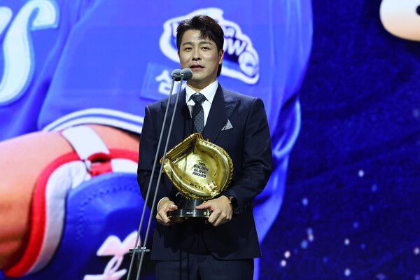 13일 오후 서울 강남구 코엑스 오디토리움에서 열린 2024 신한 SOL뱅크 KBO 골든글러브 시상식에서 삼성라이온즈 강민호가 포수 부문에서 수상한 뒤 소감을 밝히고 있다. /연합뉴스