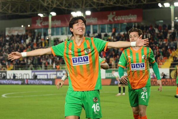 황의조(왼쪽)이 포즈를 취하고 있다. /알라니아스포르 페이스북