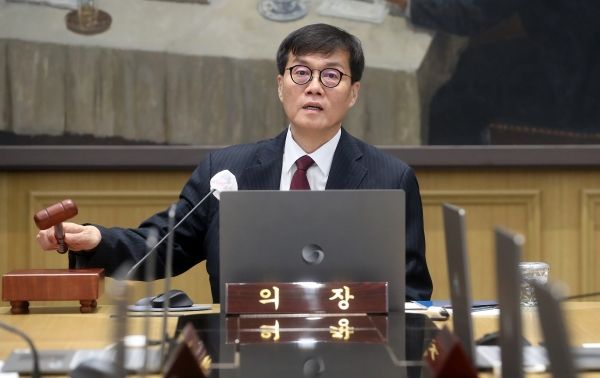 이창용 한국은행 총재가 28일 서울 중구 한국은행에서 열린 금융통화위원회에 참석했다. / 연합뉴스.
