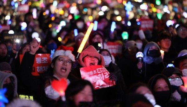 윤석열 대통령 탄핵 촉구 촛불 집회에 참석한 시민들이 응원봉을 흔들며 구호를 외치고 있다. / 연합뉴스