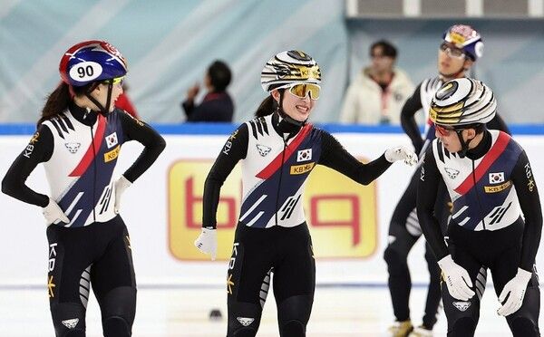 한국 쇼트트랙 대표팀의 선수들이 15일 서울 양천구 목동아이스링크에서 열린 2024-2025 국제빙상경기연맹(ISU) 쇼트트랙 월드투어 4차 대회 혼성계주 결승에서 금메달을 딴 뒤 기쁨을 나누고 있다. /연합뉴스
