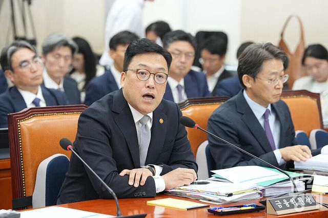 10일 서울 여의도 국회에서 정무위원회의&nbsp; 금융위원회, 한국산업은행, 중소기업은행에 대한 국정감사가 열리고 있다. 김병환 금융위원장이 의원들의 질의에 답변하고 있다. /최대성 기자 dpdaesung@sporbiz.co.kr 2024.10.10.