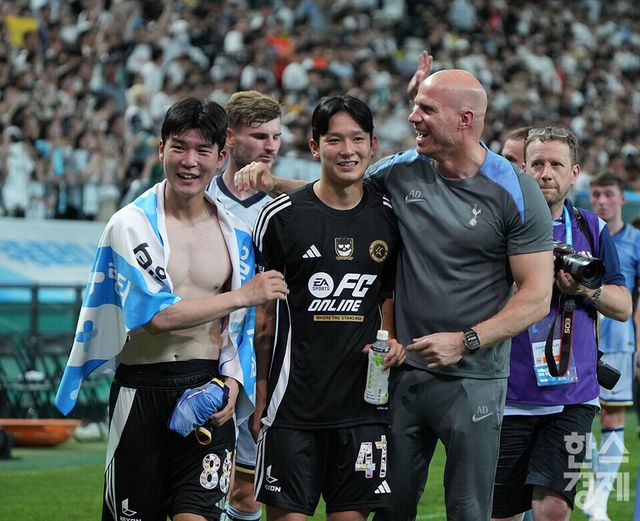 팀 K리그 양민혁 선수(가운데)가 31일 오후 서울월드컵경기장에서 열린 쿠팡플레이 시리즈 1차전을 마친 후 토트넘 관계자와 함께 그라운드를 돌며 인사를 하고 있다. 경기는 4-3으로 토트넘이 승리했다. /최대성 기자 dpdaesung@sporbiz.co.kr 2024.07.31.