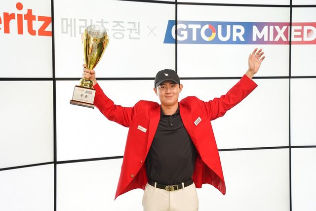 지난 14일 대전 골프존조이마루에서 열린 ‘2024 메리츠증권 GTOUR MIXED CUP' 우승자 심현우가 우승트로피를 들고 기념사진을 촬영하고 있다. /골프존 제공