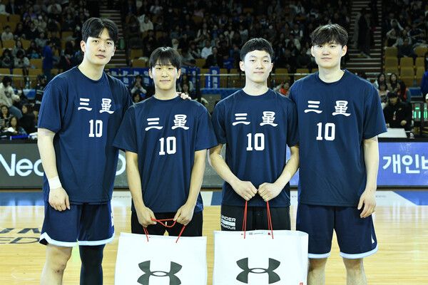 제24회 김현준 농구장학금 시상식 모습. 왼쪽부터 차민석, 손유찬, 김태균, 이동엽. /서울 삼성 썬더스 제공