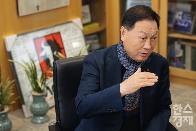 강태선 블랙야크 회장이 12일 오후 서울 양재동 블랙야크 본사에서 본지와 인터뷰를 하고 있다. /최대성 기자