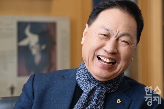 강태선 블랙야크 회장이 환하게 웃고 있다. /최대성 기자