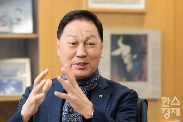 강태선 블랙야크 회장이 본지의 물음에 답하고 있다. /최대성 기자