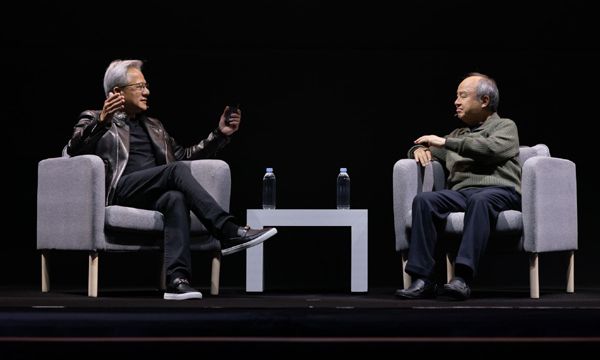엔비디아 젠슨 황 CEO(왼쪽)와 손정의 일본 소프트뱅크그룹 회장이 13일 일본 도쿄에서 열린 ‘엔비디아 AI 서밋 재팬’에서 대담하고 있다. / 엔비디아