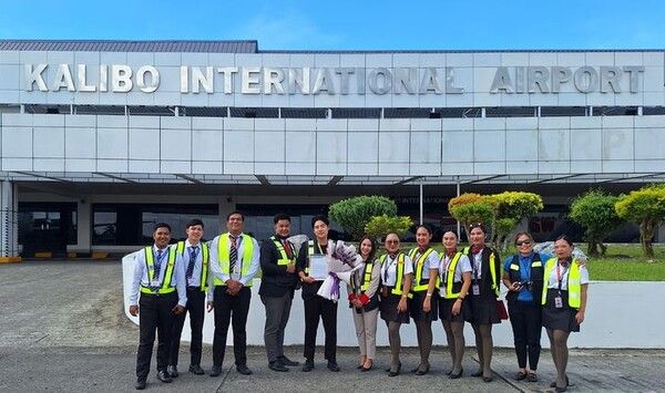 티웨이항공은 필리핀 아클란주 주지사 호세 엔리케 미라플로레스로부터 감사장을 받았다고 18일 밝혔다. / 티웨이항공
