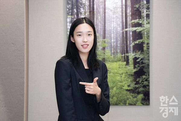 파리 올림픽 태권도 금메달리스트 김유진이 본지와 인터뷰를 한 후 포즈를 취하고 있다. /최대성 기자