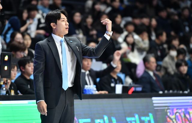 감독 부임 후 첫 승리를 거둔 김태술 고양 소노 감독. /KBL 제공