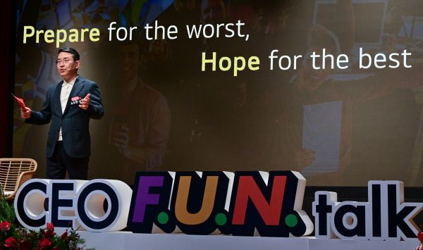 조주완 LG전자 CEO가 17일 서울 여의도 LG트윈타워에서 올해를 마무리하는 CEO F.U.N. Talk을 열고 구성원들에게&nbsp;2025년 글로벌 경영환경의 변화와 이에 대응하는 사업전략 방향을 공유했다./LG전자&nbsp;