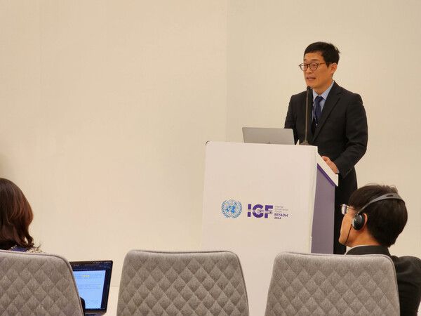 UN포럼에서 발표하는 정재관 카카오 기술윤리 리더./카카오