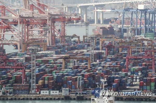 한국은행이&nbsp;우리나라 경제의 잠재성장률이 오는 2030년대에는 1%대, 2040년대 후반경에는 연평균 약 0.6% 수준까지 낮아질 것이란 전망을 내놨다.&nbsp;/연합뉴스