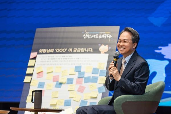 진옥동 신한금융그룹 회장이 그룹 신입직원을 만나 주어진 역할에 주도권을 갖고 일해야 한다고 강조했다. /신한금융그룹 제공