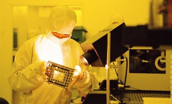 삼성전자 화성 반도체공장 클린룸에서 한 직원이 포토마스크를 점검하는 모습. /사진=삼성전자
