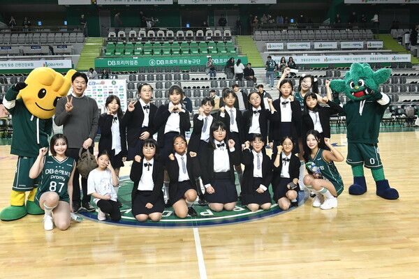 원주 DB 스쿨데이 이벤트 단체 기념촬영. /KBL 제공