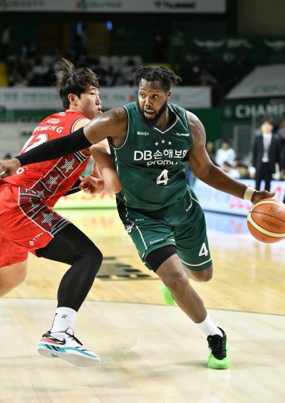 원주 DB 로버트 카터(오른쪽). /KBL 제공