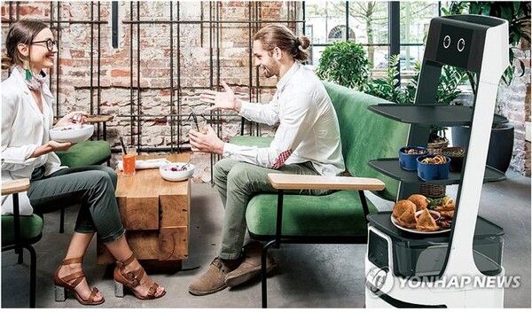 LG전자가 지난 7월부터 구독 서비스로 제공하는 AI LG클로이(CLOi) 서브봇'이 활동하는 모습./사진=LG전자&nbsp;