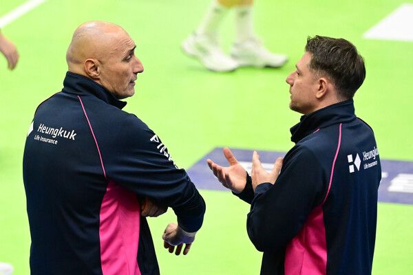 프로배구 V리그 여자부 흥국생명 마르첼로 아본단자 감독(왼쪽)과 다니엘레 투리노 수석코치. /KOVO 제공