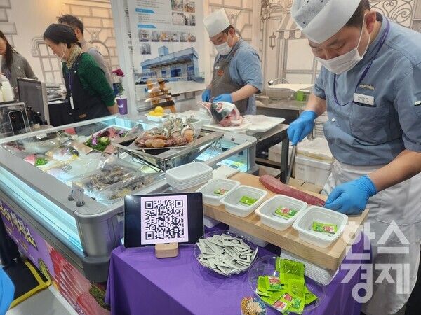 '컬리푸드페스타 2024' 보물섬 부스에서 방어를 제공하고 있다. / 사진=이수민 기자