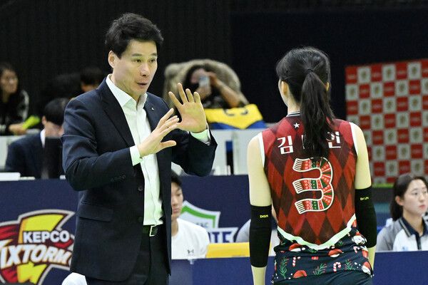 강성형 현대건설 감독과 세터 김다인. /KOVO 제공