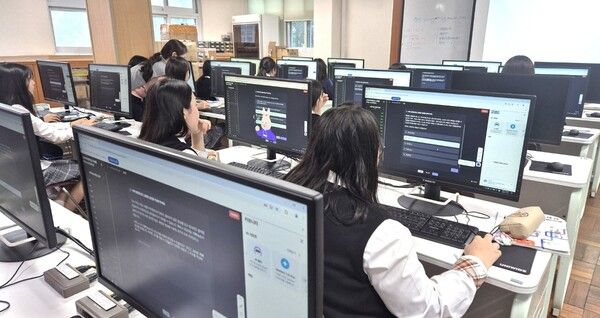 엘리스그룹이 지난 5월부터 7개월간 운영한 ‘중학생 대상 AI 리터러시 교육 콘텐츠 개발 및 교육 운영’ 사업을 마무리했다./엘리스그룹