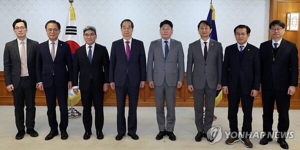 한덕수 대통령 권한대행 국무총리가 20일 서울 종로구 정부서울청사에서 열린 제7차 국가첨단전략산업위원회에 앞서 유지범 성균관대 총장 등 민간위원 위촉장 수여 후 기념 촬영을 하고 있다. / 연합뉴스