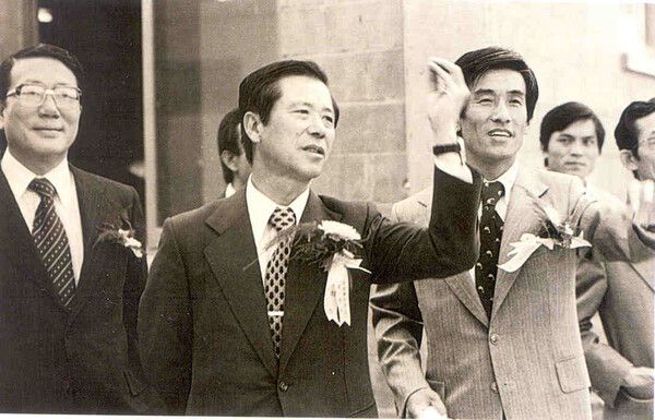 故 이동찬 코오롱그룹 선대회장이 1977년 코오롱유화 울산공장 준공식에 참석해 임직원들을 격려하는 모습./코오롱그룹&nbsp;