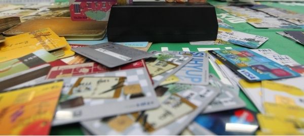 서민 경기 악화로 11월 말 카드론 잔액이 42조5453억원으로 또 다시 역대 최대를 기록했다. 대환대출과 결제성 리볼빙 이월잔액, 현금서비스 잔액 등도 모두 증가한 것으로 나타났다. / 사진=연합뉴스