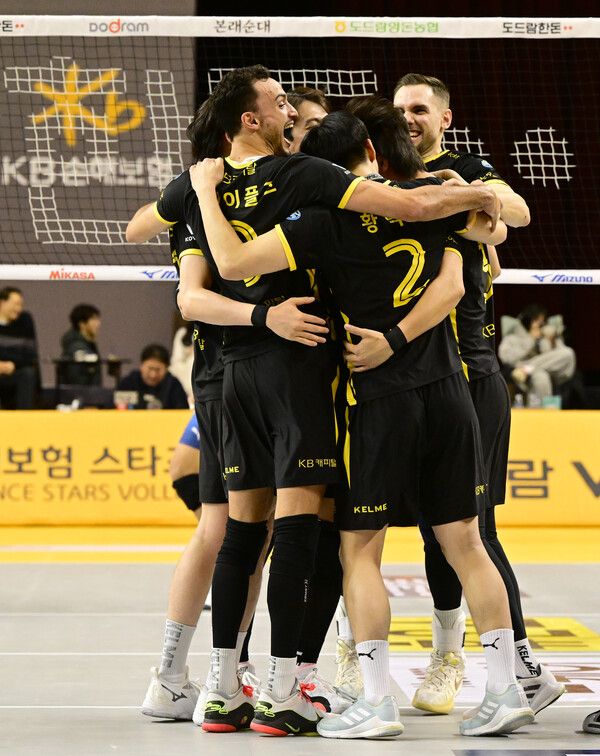 KB손해보험 선수들이 부둥켜 안고 있다. /KOVO 제공