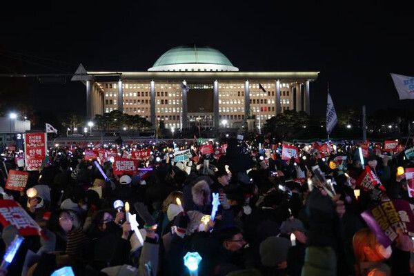 &nbsp;7일 오후 서울 여의도 국회 앞에서 열린 '내란죄 윤석열 퇴진! 국민주권 실현! 사회대개혁! 범국민촛불대행진'에서 참석자들이 촛불을 들고 있다. / 연합