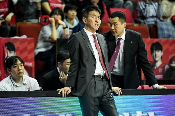 안양 정관장 김상식 감독(왼쪽)과 최승태 코치. /KBL 제공