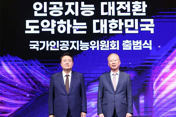 윤석열 대통령이 2024년 9월 26일 대통령 직속 국가인공지능위원회 출범식 및 1차 회의에서 위원회 법·제도분과위원장 강민구 법무법인 도울 대표이사에게 위촉장을 수여했다. /&nbsp;대통령실통신사진기자단