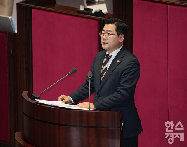 윤석열 대통령 탄핵소추안 재표결일인 14일 오후 서울 여의도 국회에서 제419회 국회(임시회) 제4차 본회의가 열리고 있다. 더불어민주당 박찬대 원내대표가 대통령(윤석열) 탄핵소추안 제안설명을 하고 있다. /최대성 기자 dpdaesung@sporbiz.co.kr 2024.12.14.